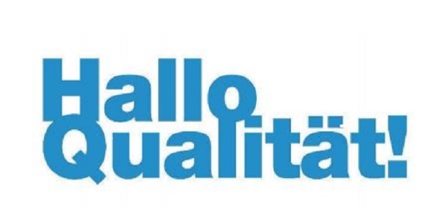 Schriftzug "Hallo Qualität!", blaue Schrift auf weißem Grund