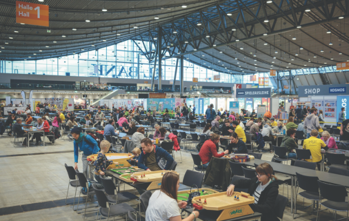 Blick in die große Spielehalle bei der Spielemesse 2025
